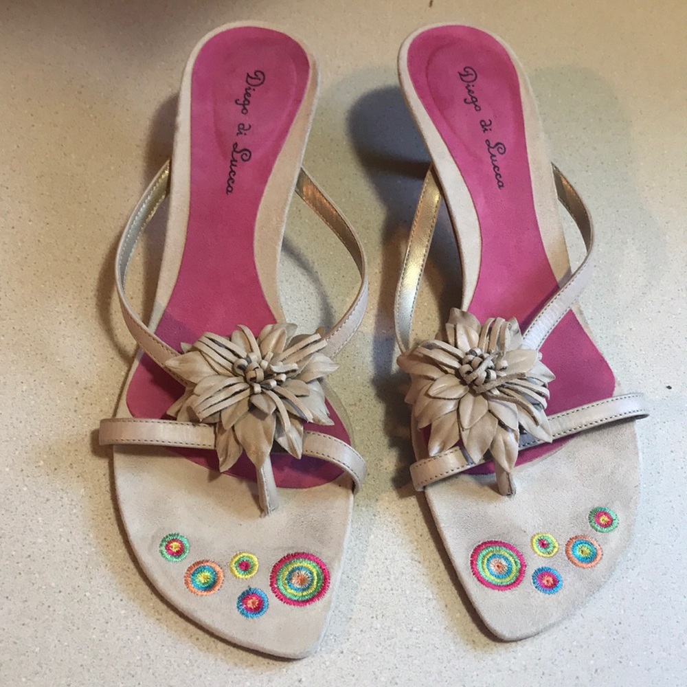 Diego DI Lucca sz 10 tan w/flower & 2” kitten heel